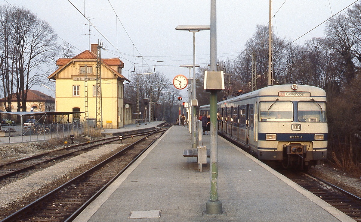 420 525-8 steht Anfang April 1989 als S 4 nach Geltendorf abfahrbereit im Bahnhof Ebersberg