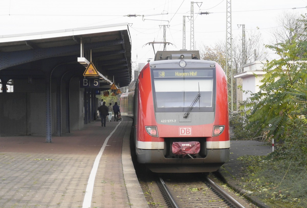 420 577 hinter einem weiteren 422er als S 8 Mönchengladbach - Hagen in Neuss, 14.11.14.