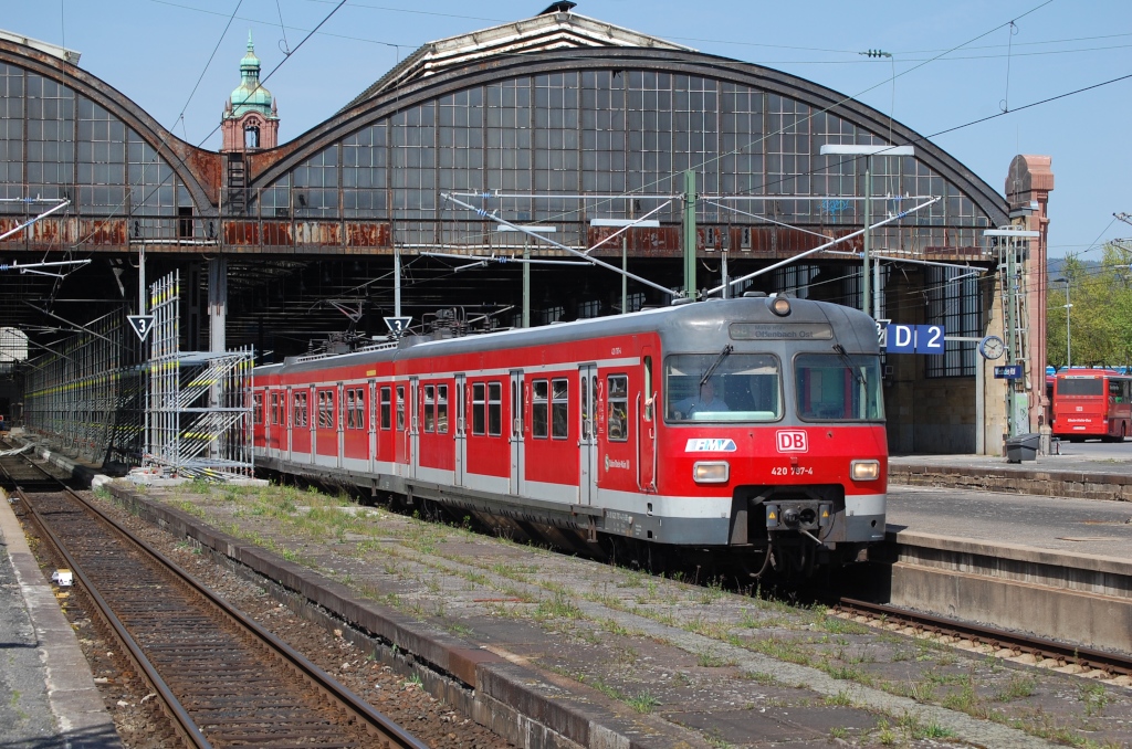420 787 als S 8 nach Offenbach Ost am 28.04.2012 in Wiesbaden Hbf. 