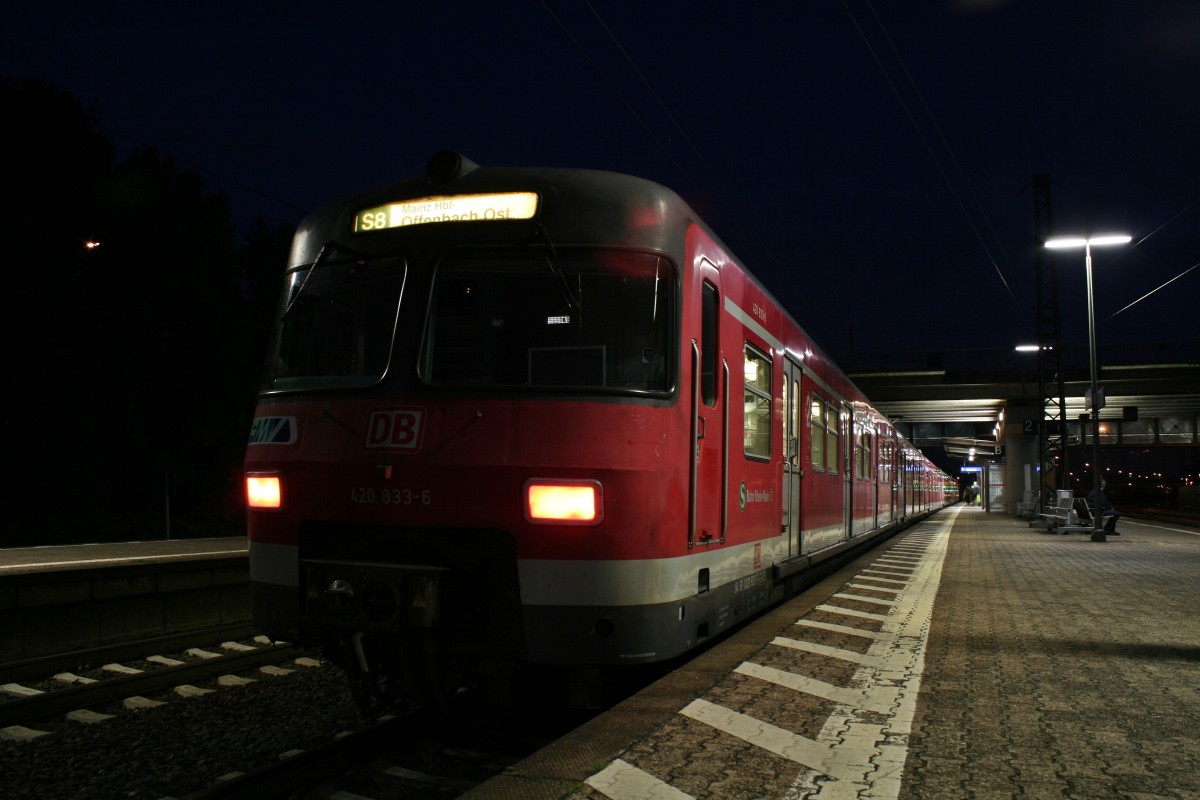 420 833-6 als S8 von Wiesbaden ber Mainz Hbf nach Offenbach Ost am Abend des 04.10.13 beim kurzen Halt im Personenbahnhof Mainz-Bischofsheim.
Die Haltezeit reichte gerade fr ein Foto aus.