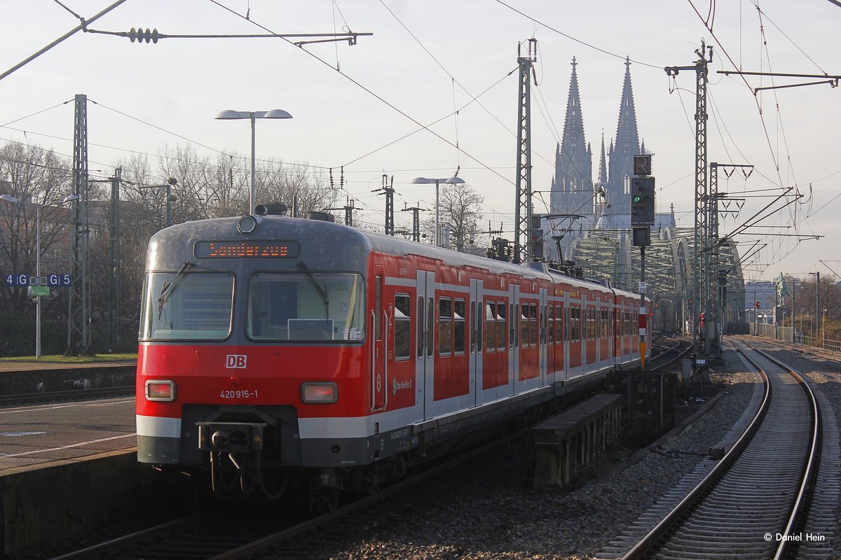 420 915-1 als Sonderzug in Köln Messe/Deutz, am 10.12.2016.