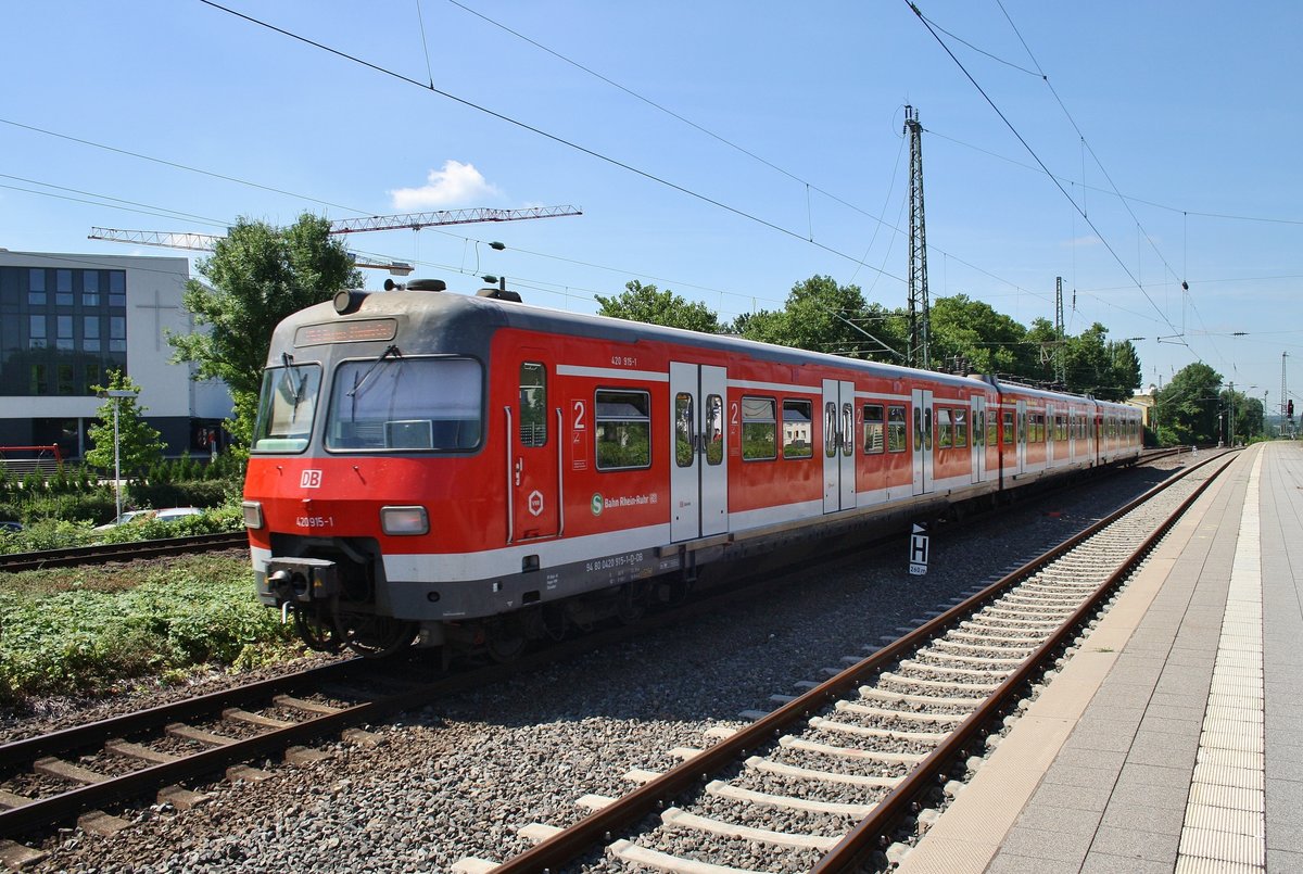 420 915-1 verlässt am 3.7.2017 als S1 von Dortmund Hauptbahnhof nach Essen-Steele Ost den Bochumer Hauptbahnhof.