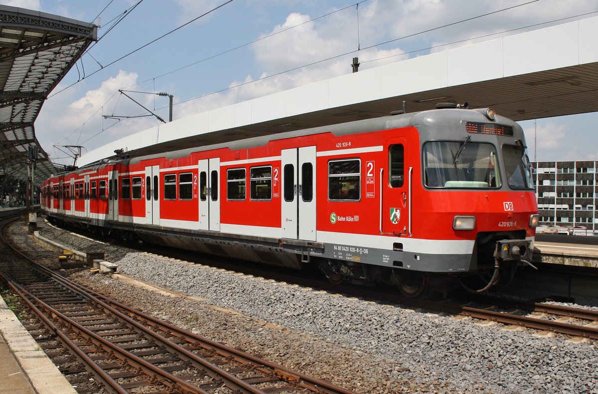 420 926-8 und 420 964-9 verlassen am 4.7.2017 als S12 von Köln-Ehrenfeld nach Hennef(Sieg) den Kölner Hauptbahnhof.