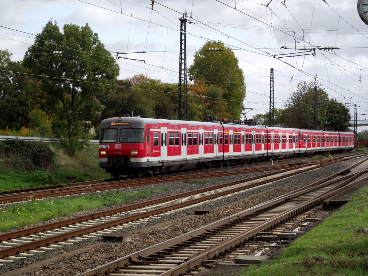 420 928-4 ist bevor er ins Rhein Main Gebiet kam in Stuttgart gelaufen. Jetzt f�hrt er bei der S-Bahn Rhein Main. Hier am 17.10.13 in Mainz-Bischofsheim