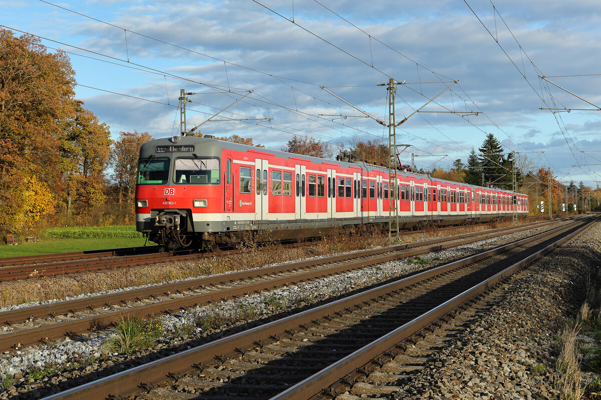 420 963 der S-Bahn München am 3.11.25 bei Eglharting. Einige Jahre waren die alten S-Bahnen nicht mehr auf dieser Strecke unterwegs. Durch Die Stammstreckensperrung in der Innenstadt werden sie im Moment recht häufig hier eingesetzt.