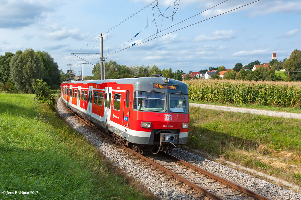 420 974 beschleunigt aus dem Haltepunkt in Kleinberghofen heraus in Richtung Erdweg, wo er die Kreuzung mit dem Gegenzug abwarten wird.