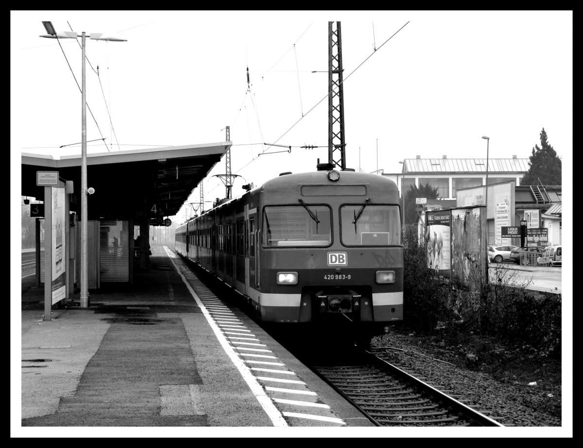 420 983 der S-Bahn Stuttgart am 14.12.13 als S1 in Oberesslingen.