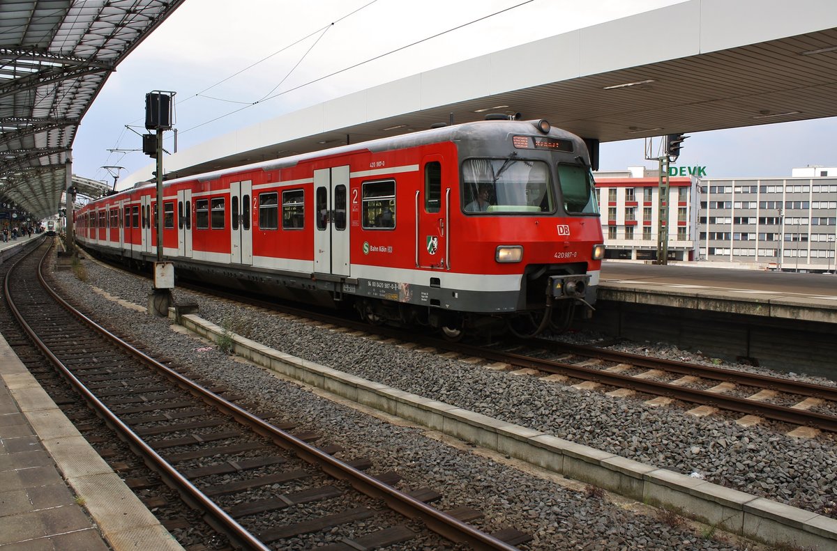 420 987-0 verlässt am 12.07.2019 als S12 von Horrem nach Hennef(Sieg) den Kölner Hauptbahnhof.