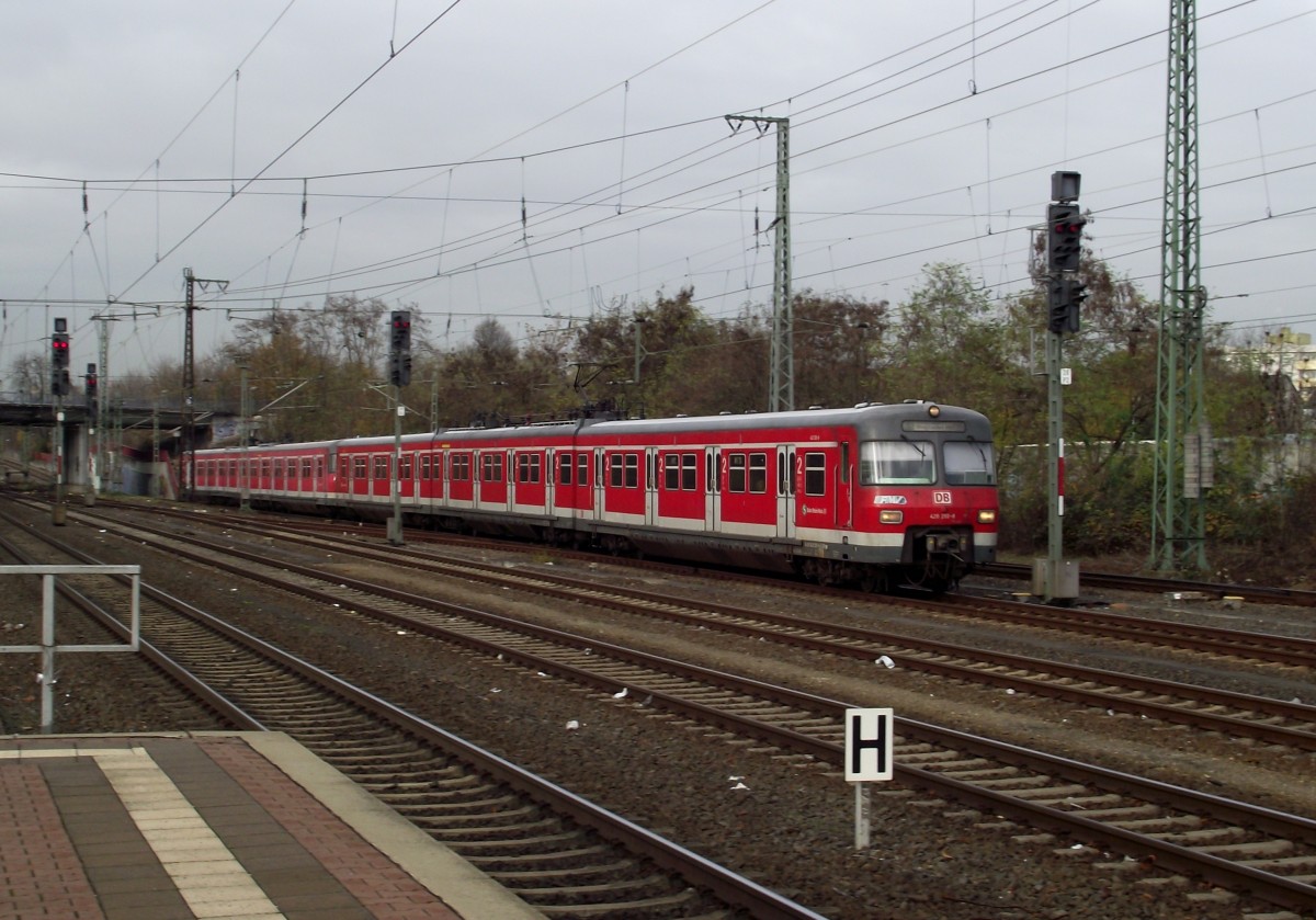 420 xxx-x der S-Bahn Rhein Main fährt am 25.11.13 in Hanau Hbf ein 