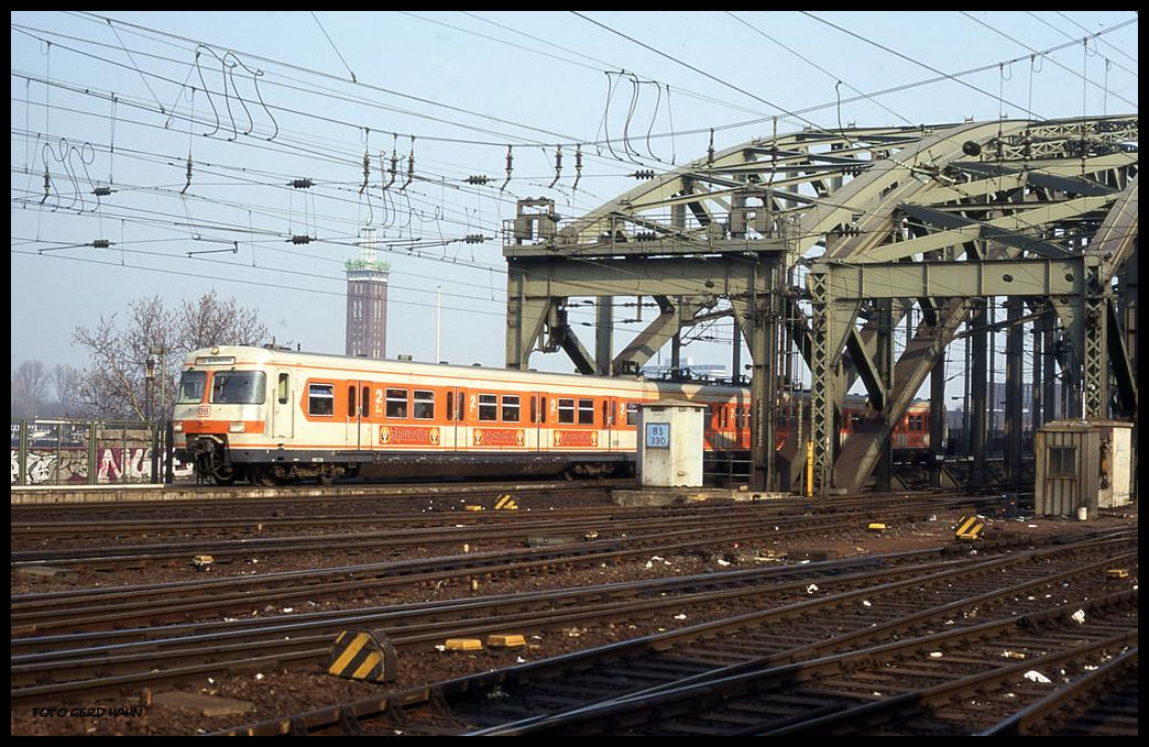 420008 fährt aus Deutz kommend am 12.3.1997 um 14.57 Uhr in den HBF Köln ein.
