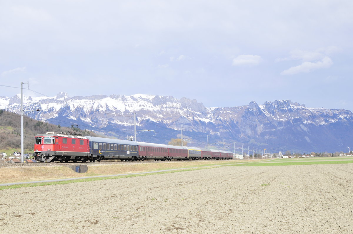 420.121 mit dem  DRV 13491 bei  Sevelen 4.3.17 auf dem Weg nach Chur 