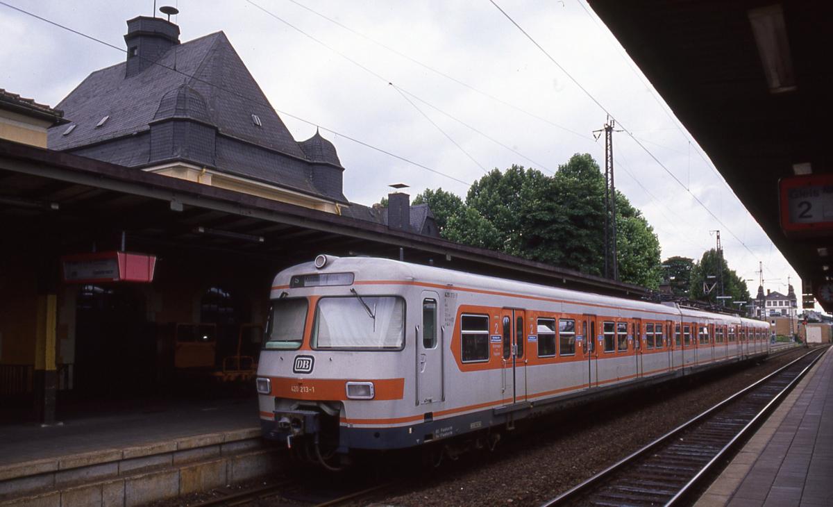 420213 am 3.7.1988 um 11.17 Uhr als S Bahn nach Frankfurt am Main im Bahnhof Friedberg.