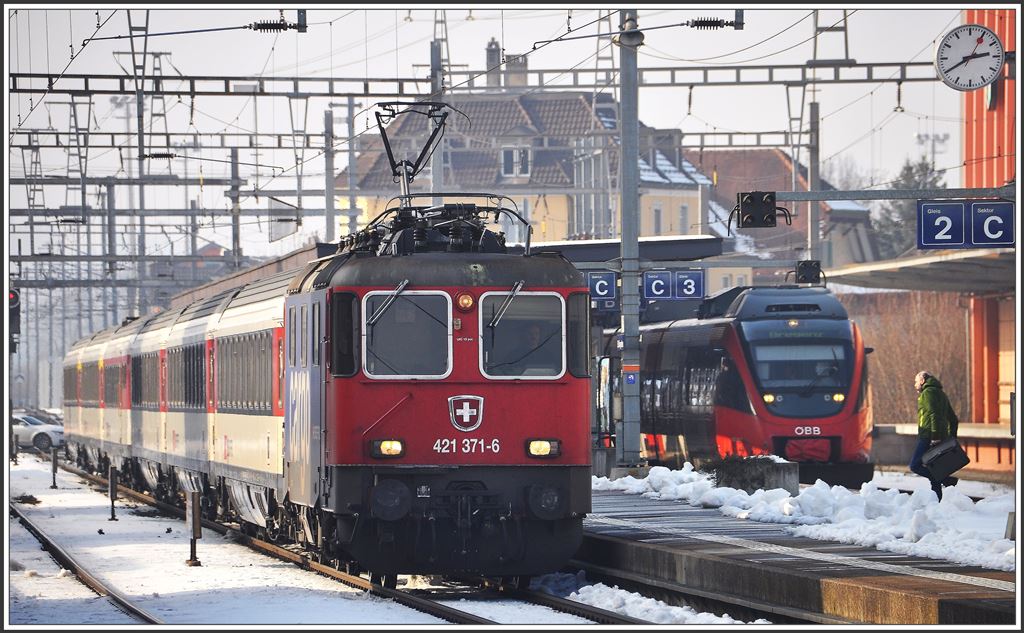 421 371-6 mit EC 195 nach München ist in St.Margrethen eingetroffen. (11.02.2015)