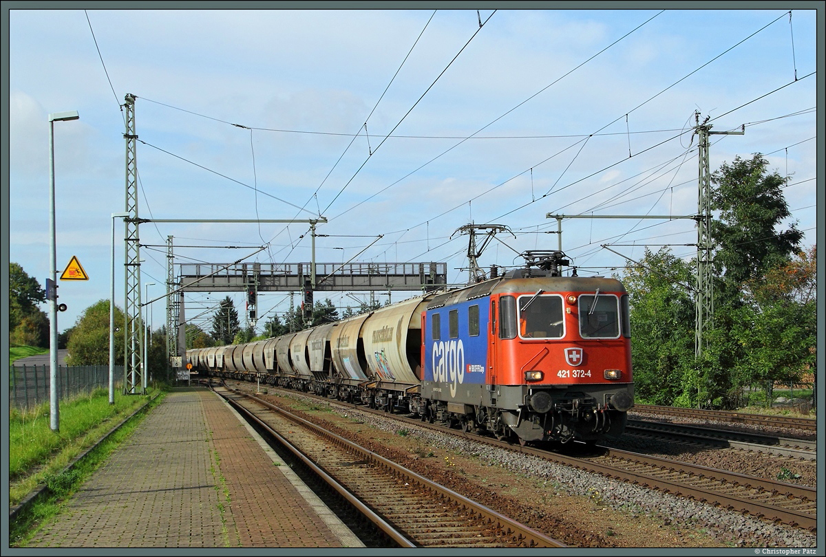 421 372-4 der SBB Cargo fährt am 14.10.2014 mit einem Getreidezug durch Niederndodeleben.