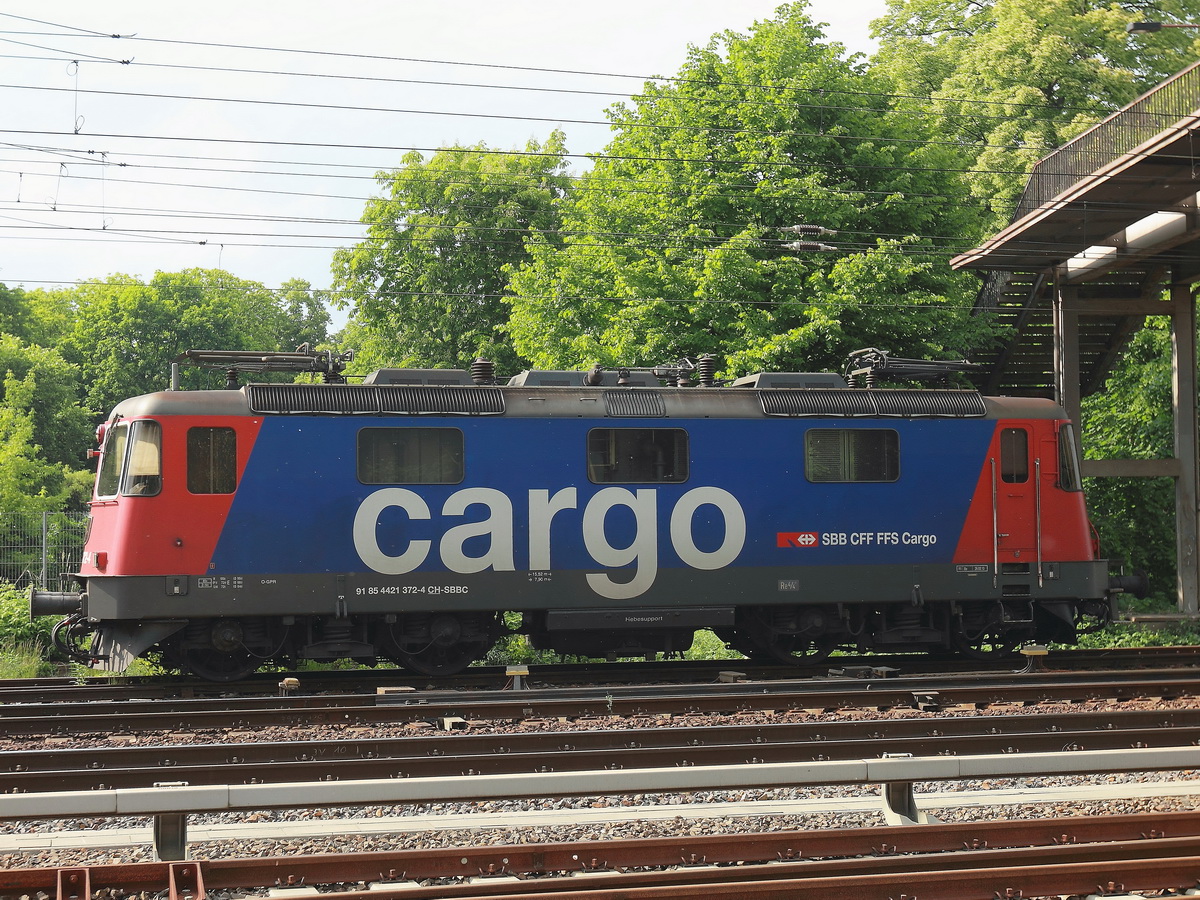 421 372-4 der SBB Cargo steht abgestellt im Bereich des Bahnhofes Berlin Flughafen Schönefeld am 29. Mai 2015.