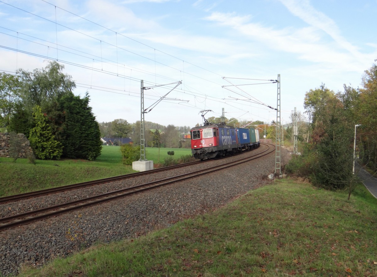 421 372-4 zu sehen mit einem Containerzug am 27.10.14 in Röttis/V.