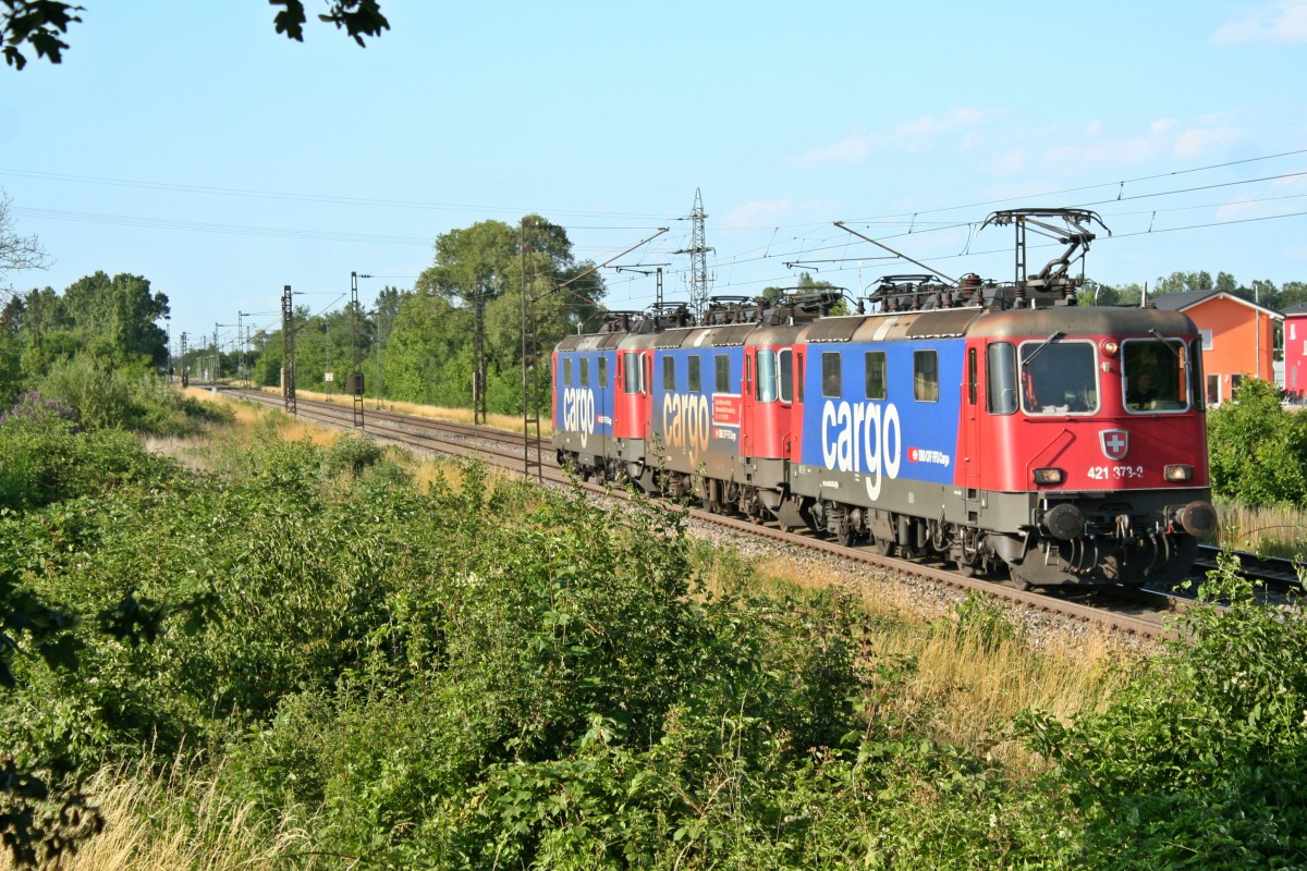421 373-2, 421 395-5 und 421 375-7 waren am ABend des 25.06.14 als Lz 92074 nach Basel unterwegs. Hier konnte ich die Fuhre s�dlich von Buggingen aufnehmen.