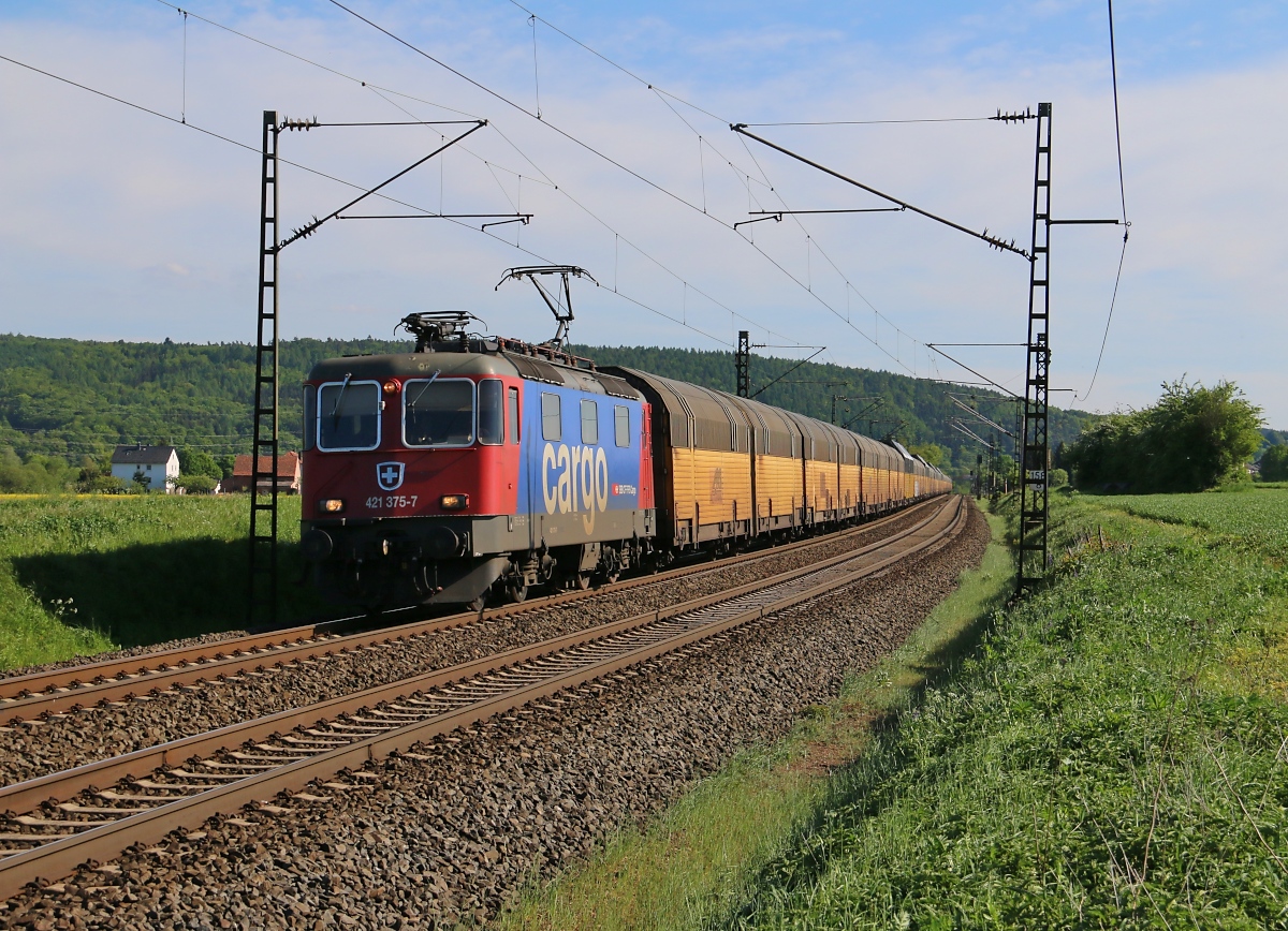 421 375-7 mit geschlossenen ARS-Autotransportwagen in Fahrtrichtung Norden. Aufgenommen am 15.05.2015 zwischen Mecklar und Ludwigsau-Friedlos.