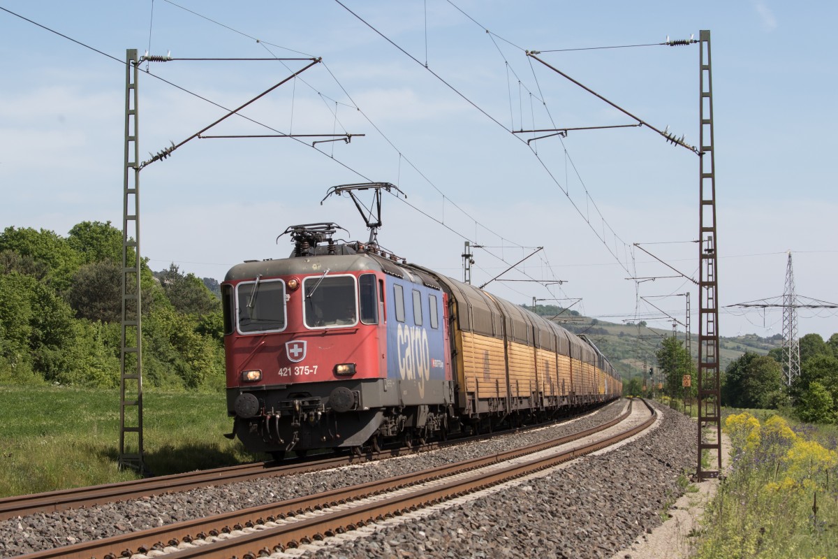 421 375 mit einem Altmann am 15. Mai 2015 bei Harrbach in Richtung Gemünden.