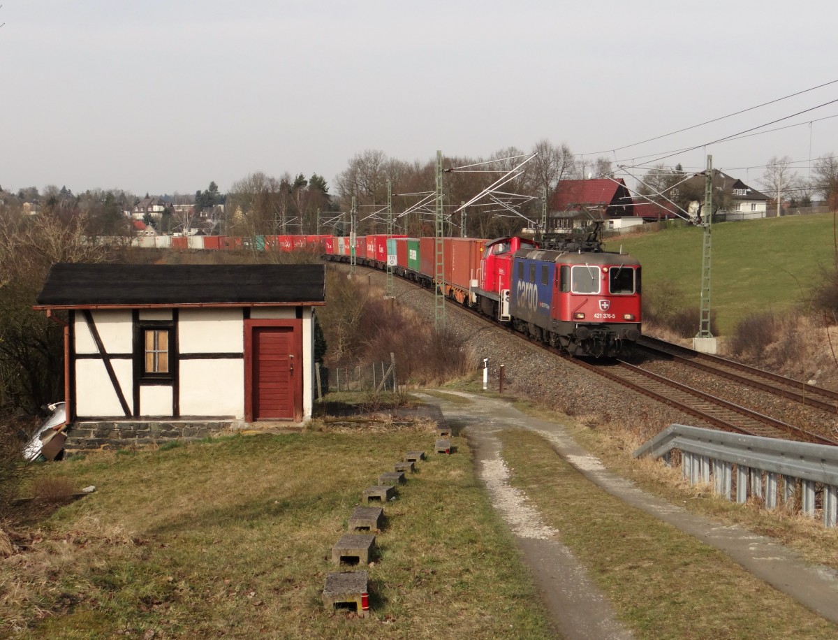 421 376-5 und 291 034-7 zu sehen mit eine Container am 17.03.15 in Jößnitz.