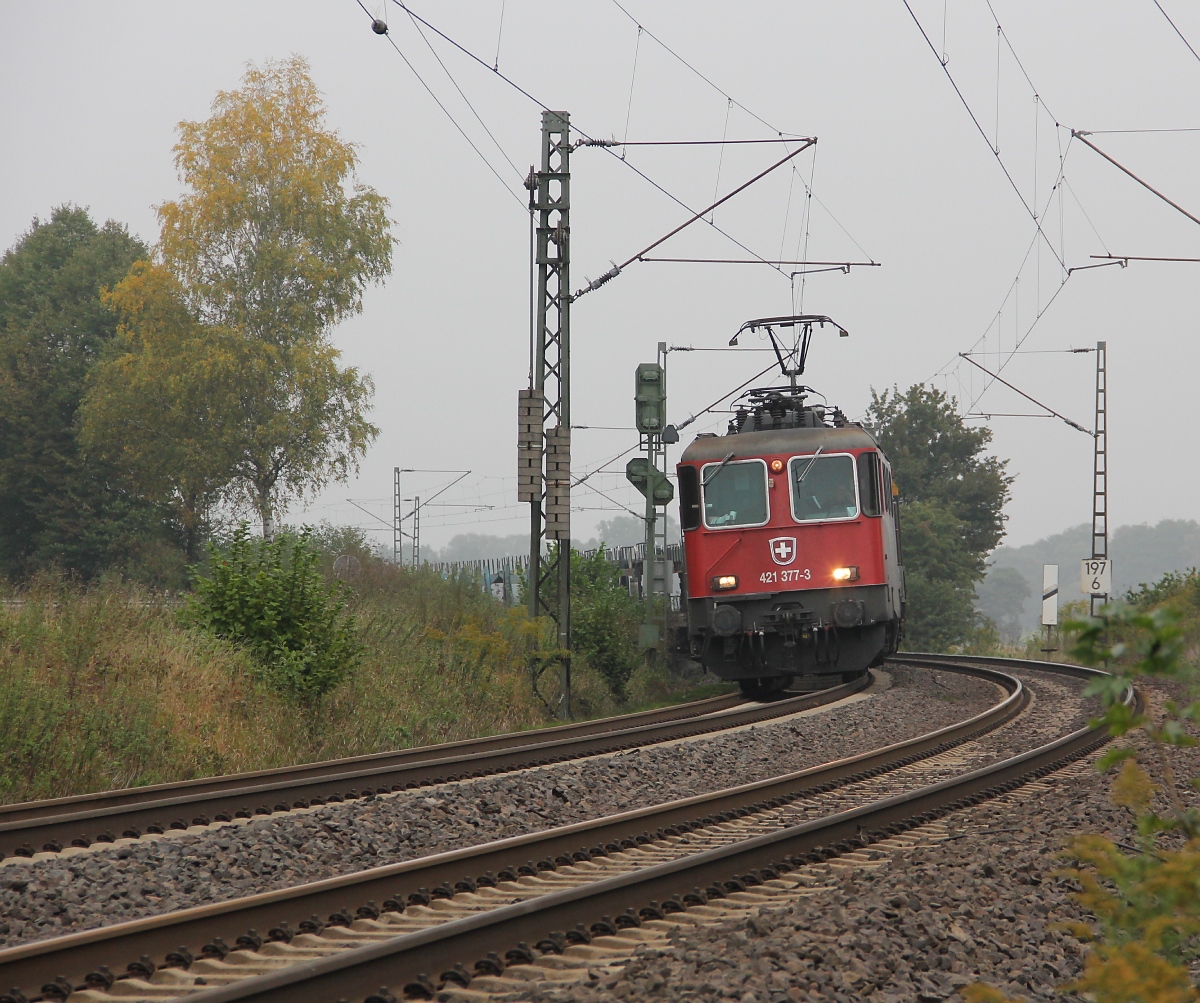 421 377-3 mit leerem Autotransportzug in Fahrtrichtung Süden. Aufgenommen am 25.09.2013 in Wehretal-Reichensachsen.