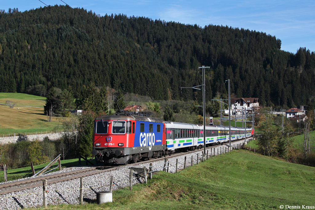 421 378 mit VAE 2412 am 18.10.2014 bei Biberbrugg.