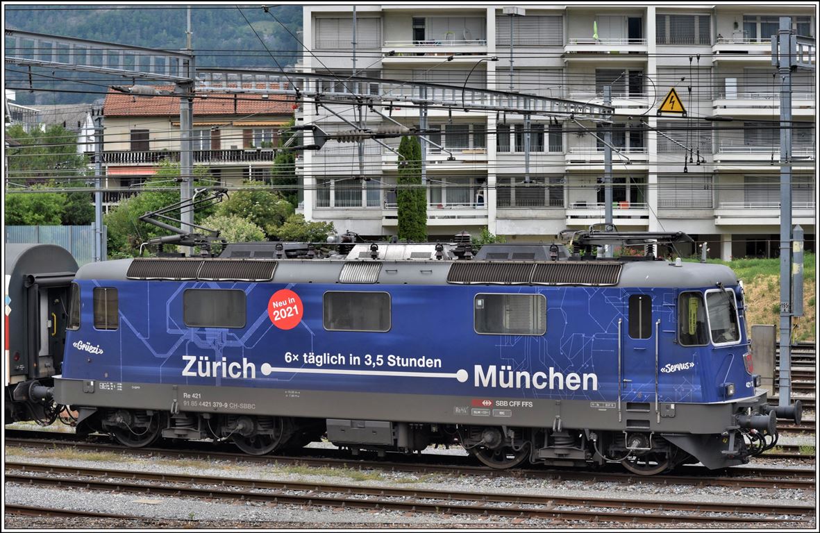 421 379-9 macht auf die neuen schnellen Verbindungen nach München aufmerksam. Das wird nach Ende der Elektrifizierung in Deutschland hoffentlich der Fall sein. Chur Gbf (04.06.2020)