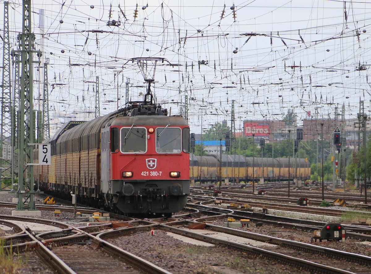 421 380-7 schlängelt sich mit ihrem ARS-Zug aus Richtung Norden kommend durch das nördliche Gleisvorfeld des Bremer Hauptbahnhofs. Aufgenommen am 19.06.2014.