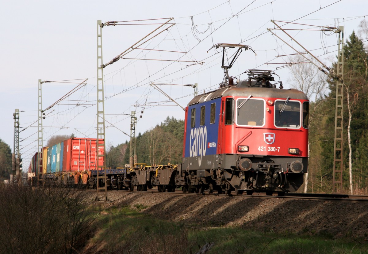 421 380 mit DGS 88866 (HSL, Hamburg-Waltershof–Hof) am 12.04.2015 zwischen Unterl und Eschede
