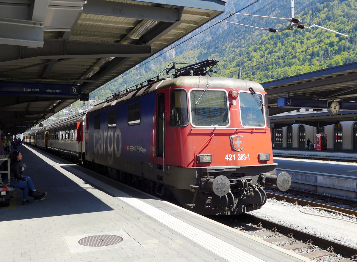 421 383-1 hat den IC (Basel SBB - Chur) in Zürich übernommen und ihn dann bis zu seinem Endbahnhof gebracht.

Chur, 05. Mai 2016