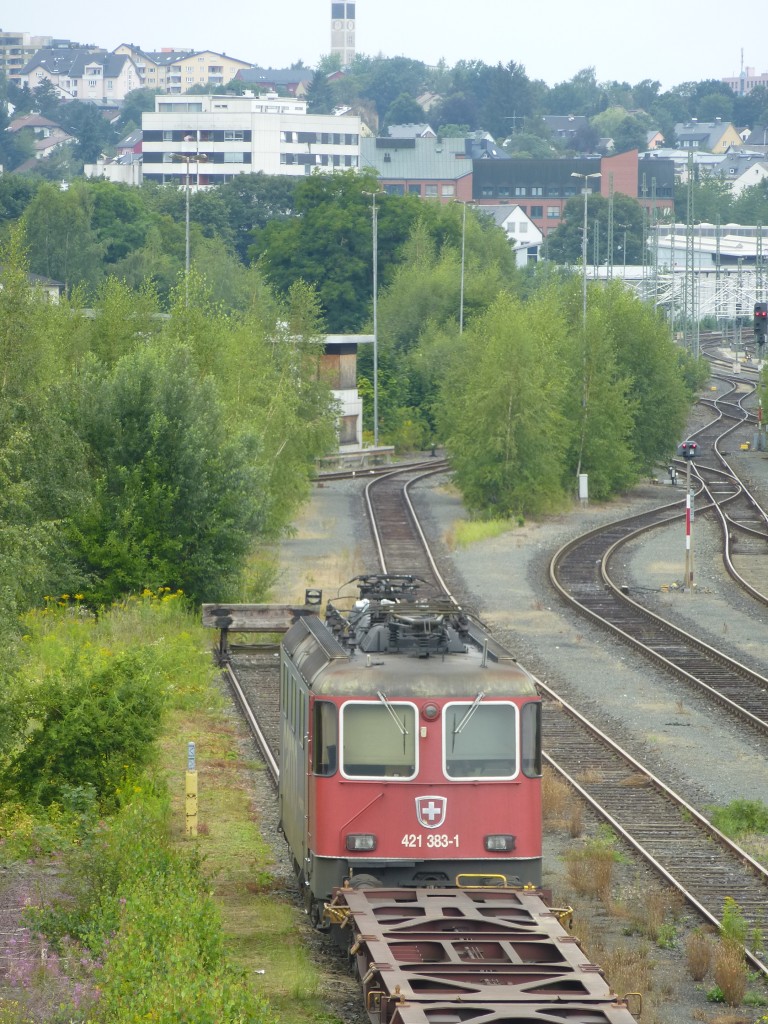 421 383-1 steht hier am 05.08.2014 im Hofer Hbf.