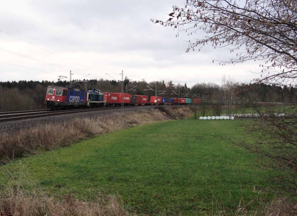 421 383 und 295 088 zu sehen mit einem Containerzug in Oberjössnitz am 16.12.14.