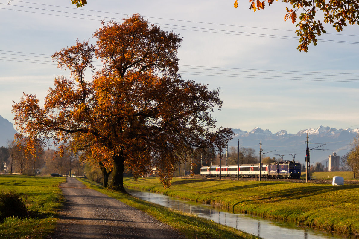 421 383 und 371 mit dem EuroCity EC 191 nach Lindau hinter Lustenau. 15.11.20