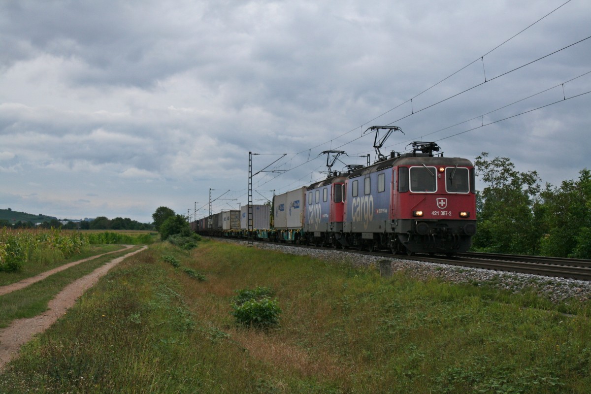421 387-2 mit 421 388-0 und einem KLV-Zug gen Norden am spten Nachmittag des 14.09.13 westlich von Mllheim-Hgelheim.