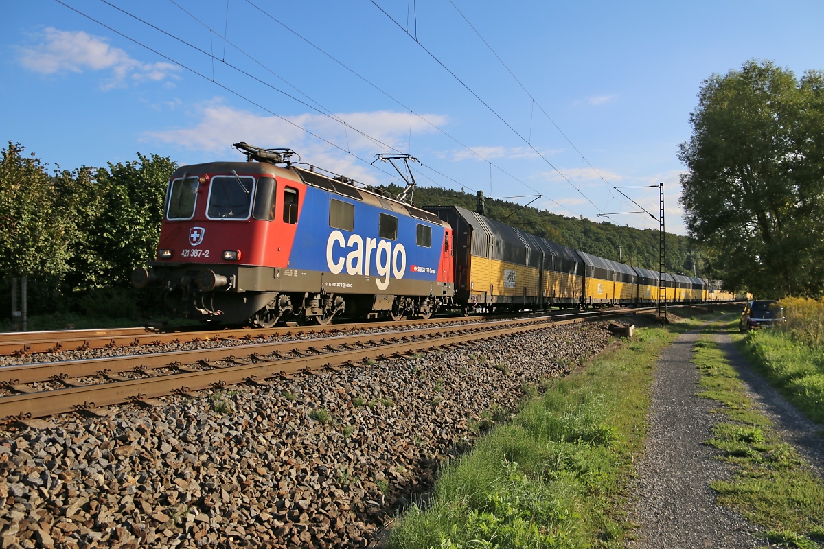 421 387-2 mit geschlossenen ARS-Autotransportwagen in Fahrtrichtung Norden. Aufgenommen in Haunetal-Neukirchen am 02.09.2015.