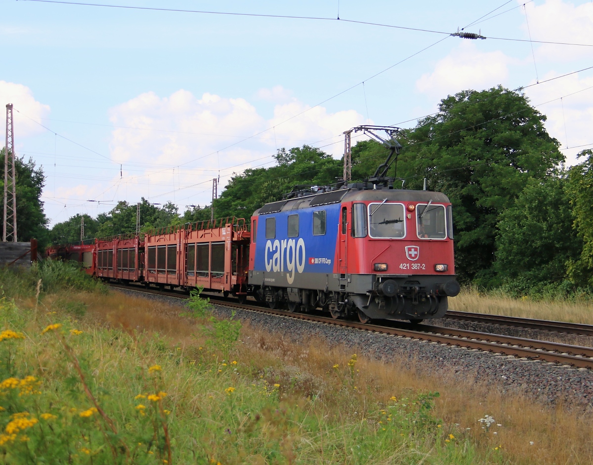 421 387-2 mit leeren Autotransportwagen in Fahrtrichtung Süden. Aufgenommen am 22.07.2014 bei Wahnebergen.