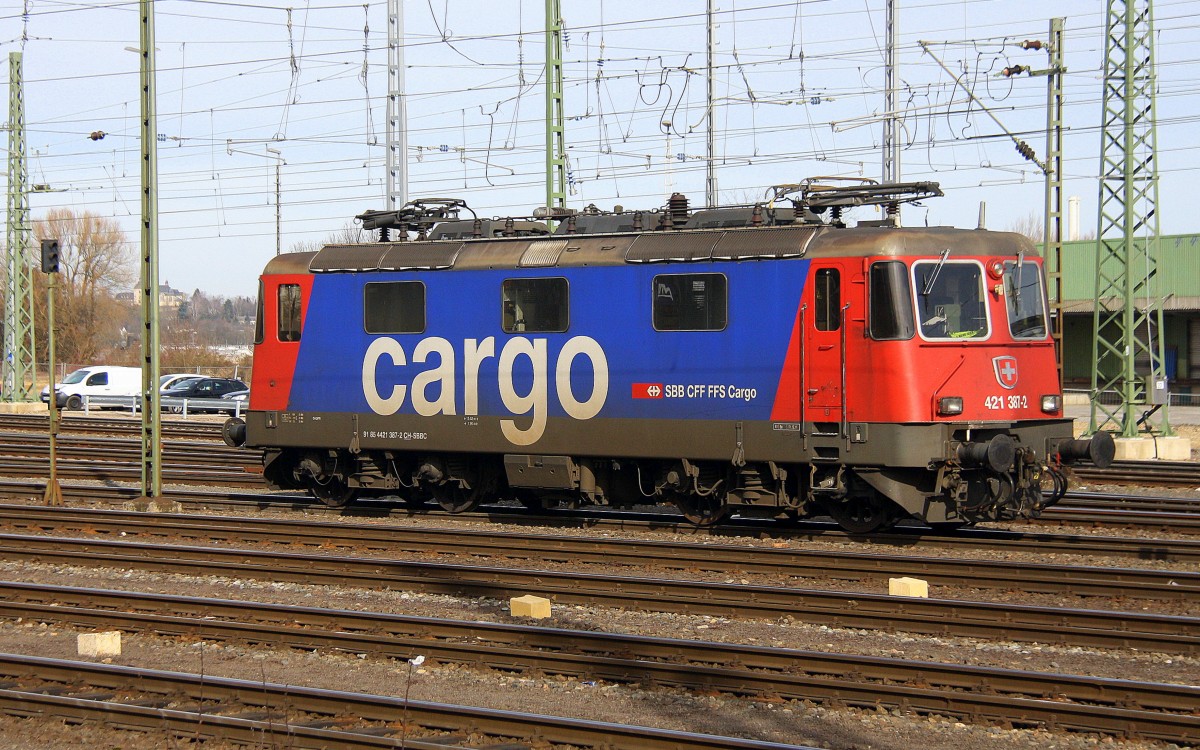 421 387-2 von SBB Cargo steht abgestellt in Aachen-West. Aufgenommen vom Bahnsteig in Aachen-West bei schönem Frühlingswetter am 7.3.2015.