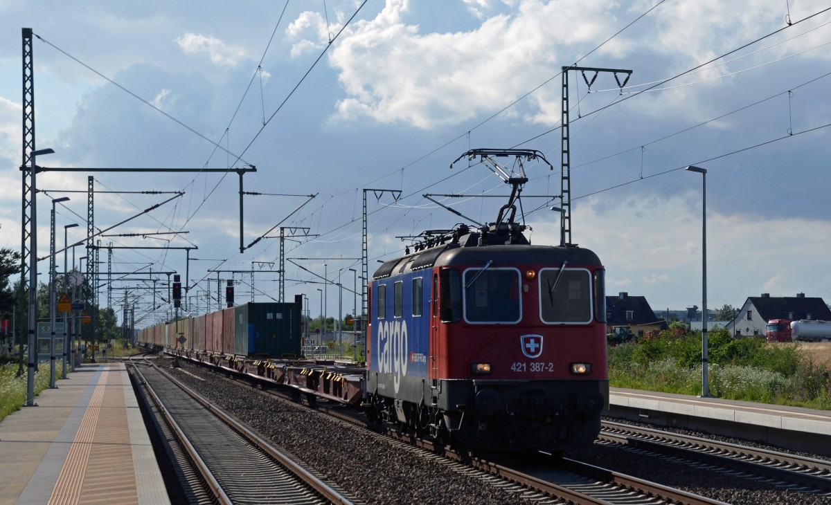 421 387 zog am 09.07.15 einen Containerzug durch Rodleben Richtung Bitterfeld.
