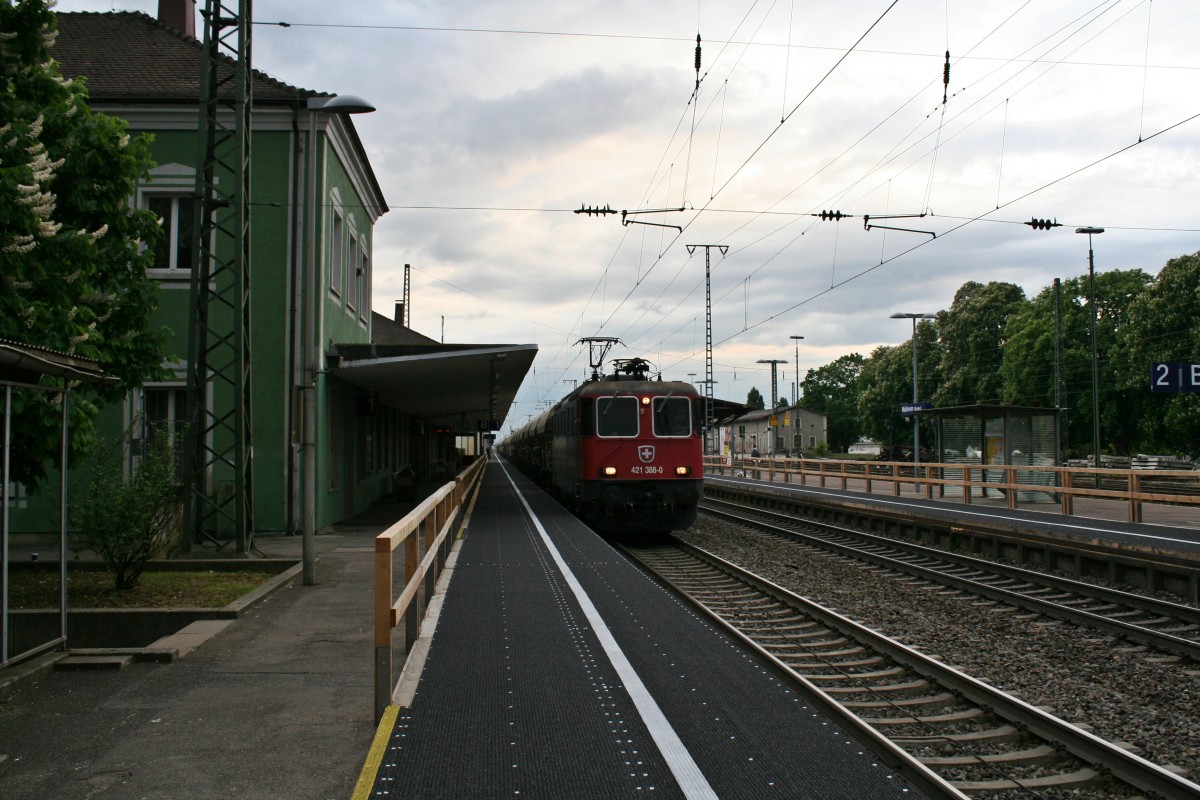 421 388-0 mit einem Schotterzug nach Kehl am Abend des 18.04.14 im Bahnhof Mllheim (Baden).