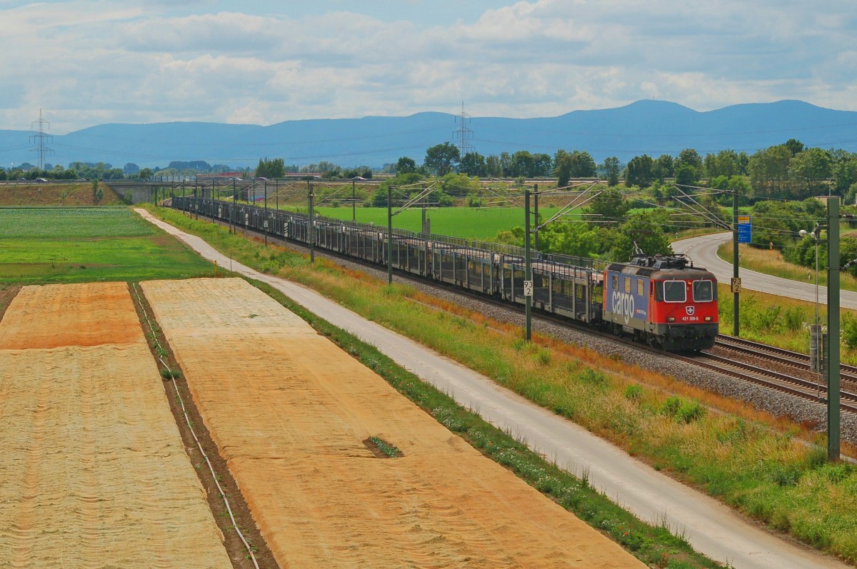 421 389-8 fährt mit leerem Autotransportzug zwischen Böhl-Iggelheim und Limbrugerhof in Richtung Ludwigshafen am Rhein (Juli 2015)