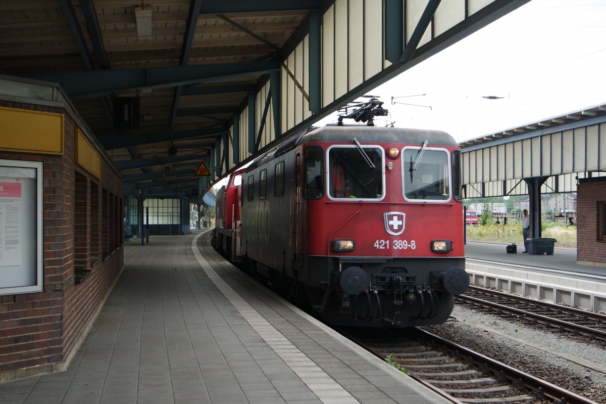 421 389 zieht am 27.08.2015 einen Containerzug durch den Zwickauer Hauptbahnhof.