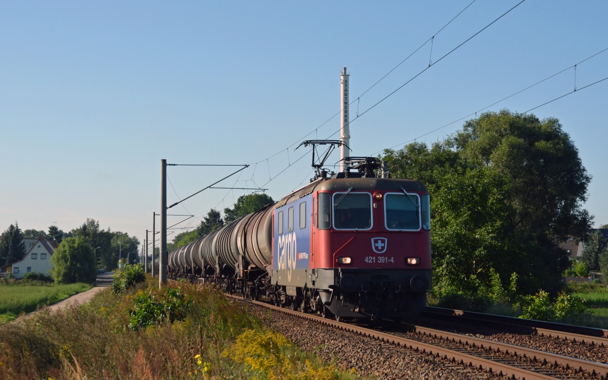 421 391 rollte mit einem Kesselwagenzug am 02.09.15 durch Jeßnitz Richtung Dessau.