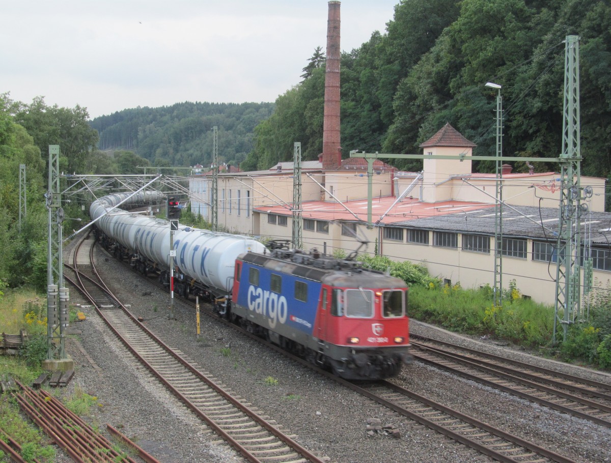 421 393-0 zieht am 13. September 2013 einen Kesselwagenzug durch Kronach.