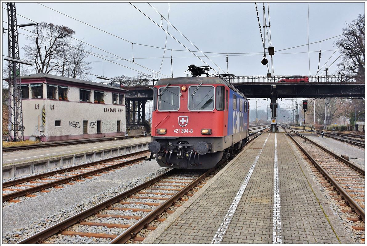 421 394-8 hat den EC 93 von Zürich HB nach Lindau Hbf gebracht und wartet auf einem Nebengeleise die Rückleistung ab. (14.02.2017)