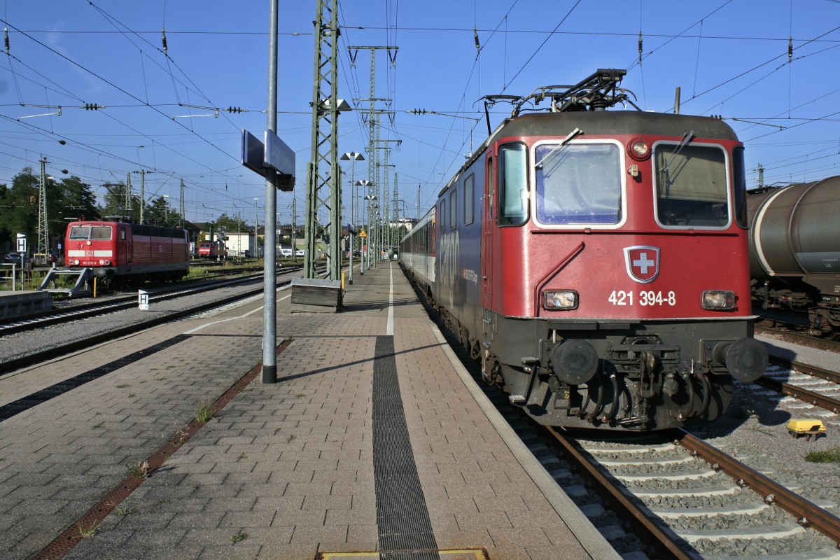 421 394-8 mit drei SBB-Wagen am Abend des 21.08.13 abgestellt in Singen am Hohentwiel.