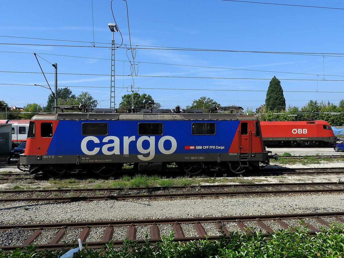 421 394-8 der SBB-Cargo ist am Bhf. Lindau-Hbf. abgestellt, während im Hintergrund die 1016 047-3 der ÖBB sich schon wieder auf den Weg zum nächsten Ziel macht; 180908