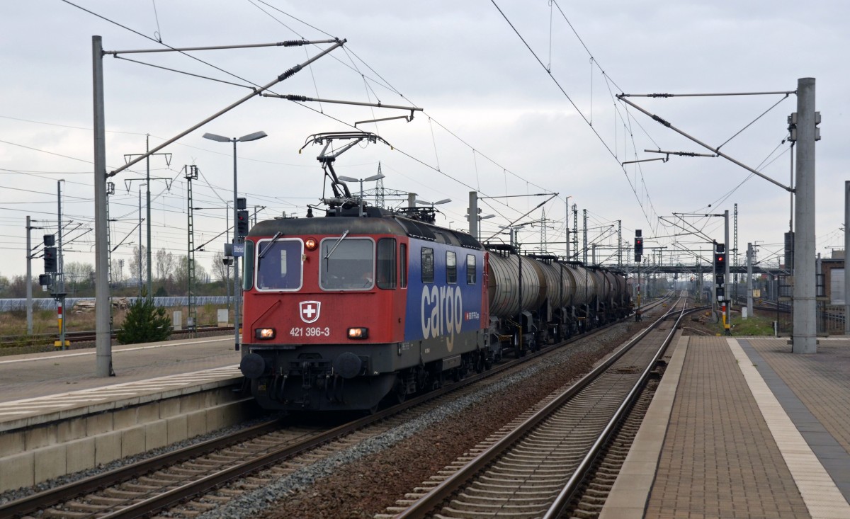 421 396 fuhr am 16.04.15 mit einigen Kesselwagen durch Bitterfeld Richtung Leipzig.