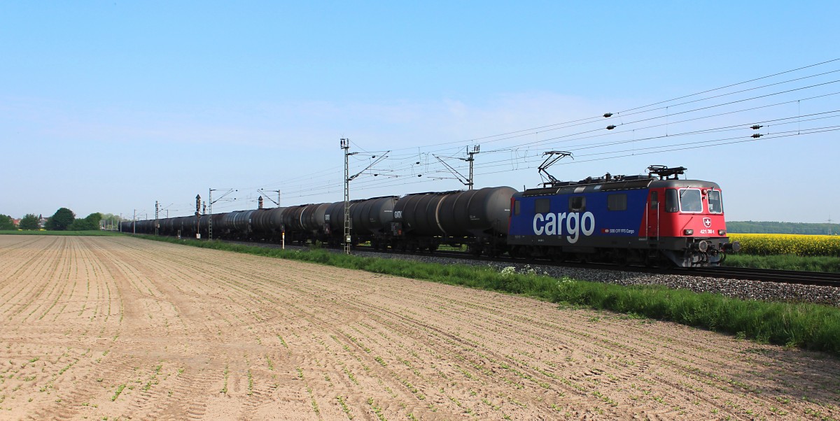 421 397-1 kommt am 29.04.2014 mit einem Ganzzug Kesselwagen am km 45,2 zwischen Peine und Vechelde nahe der Ortschaft Sierße durch. 
