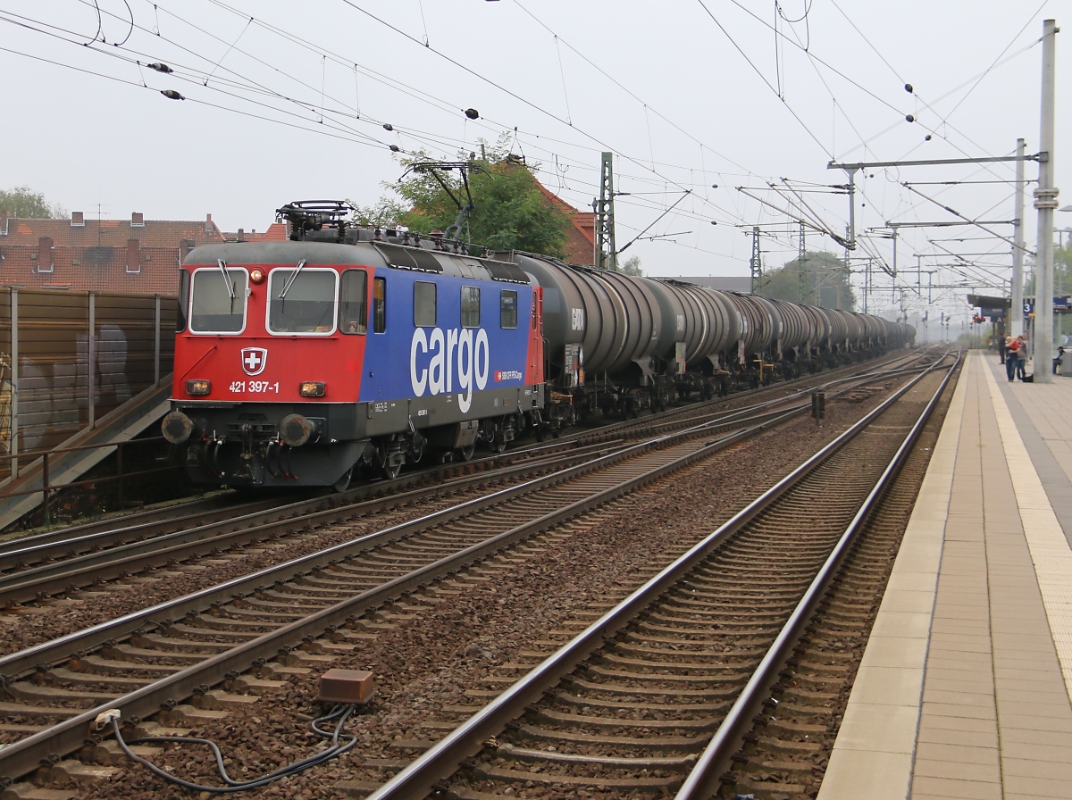 421 397-1 mit Kesselwagenzug aus Richtung Seelze kommend weiter gen Osten. Aufgenommen am 20.09.2014 in Hannover Linden-Fischerhof.