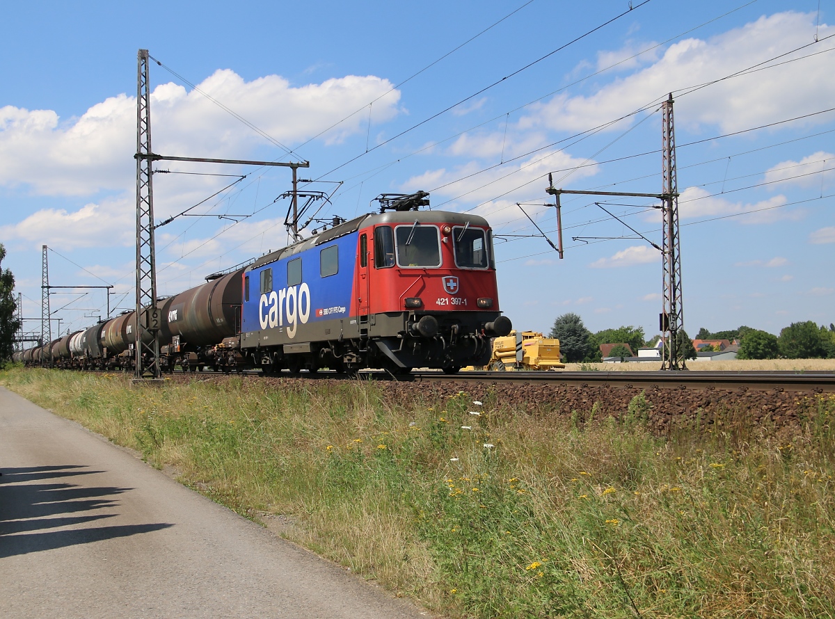 421 397-1 mit Kesselwagenzug in Fahrtrichtung Seelze. Aufgenommen am 23.07.2014 bei Dedensen-Gümmer.